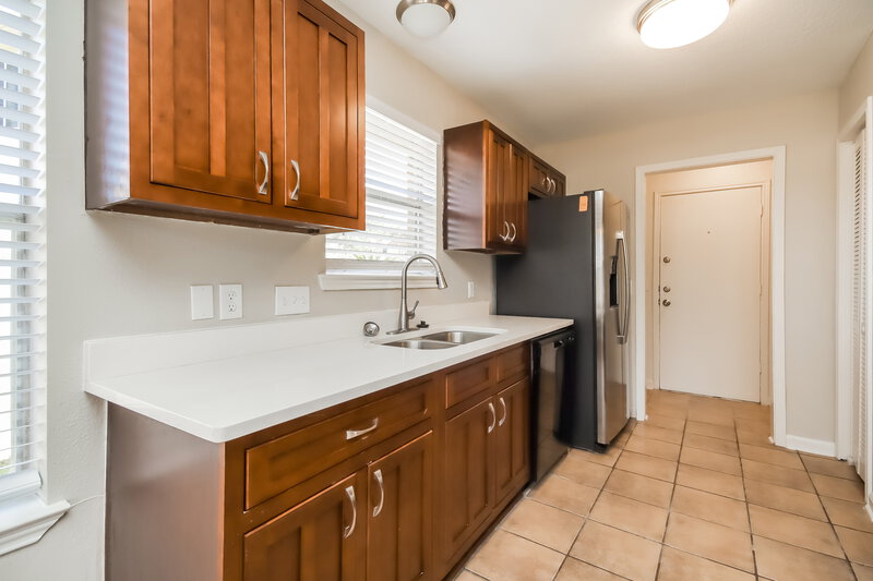 1,955/Mo, 918 Chase Park Dr Bacliff, TX 77518 Kitchen View 2