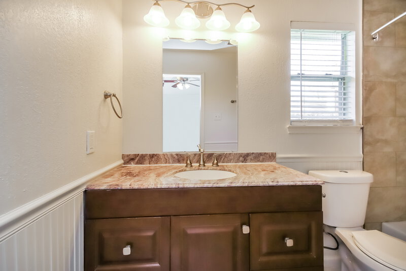 1,955/Mo, 918 Chase Park Dr Bacliff, TX 77518 Main Bathroom View