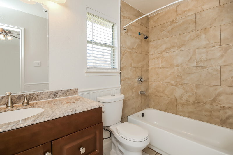 1,955/Mo, 918 Chase Park Dr Bacliff, TX 77518 Main Bathroom View 2