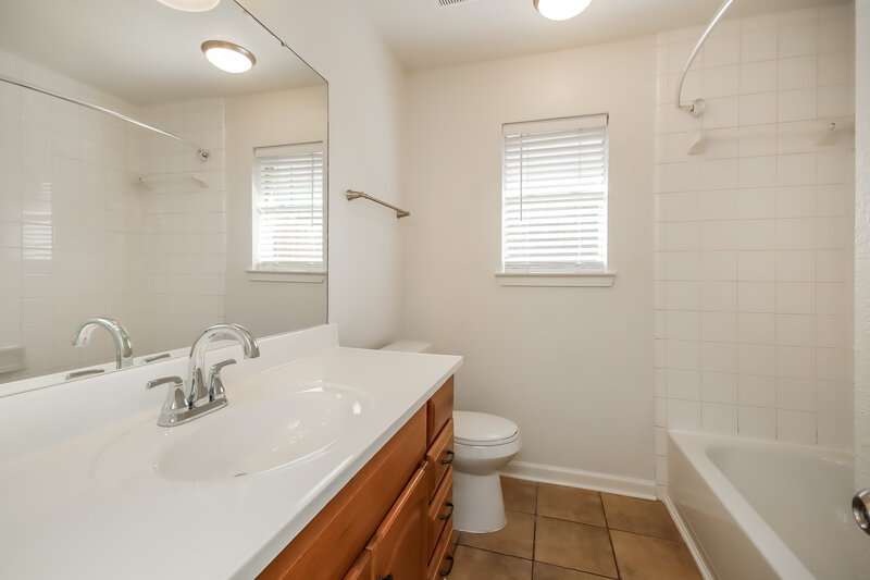 1,955/Mo, 918 Chase Park Dr Bacliff, TX 77518 Bathroom View