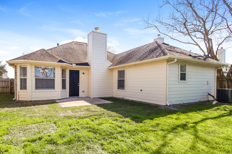 1,955/Mo, 918 Chase Park Dr Bacliff, TX 77518 Rear View