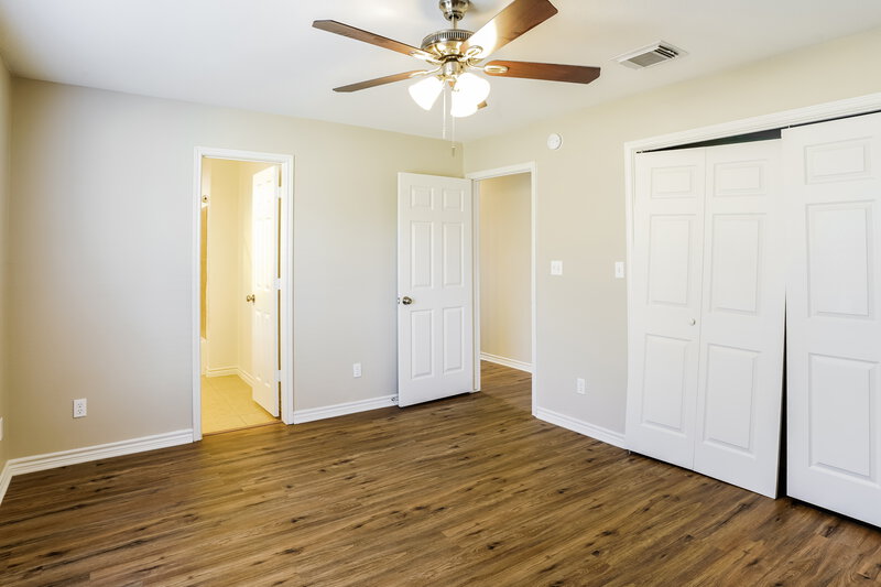2,190/Mo, 2110 Redwood St Kemah, TX 77565 Main Bedroom View