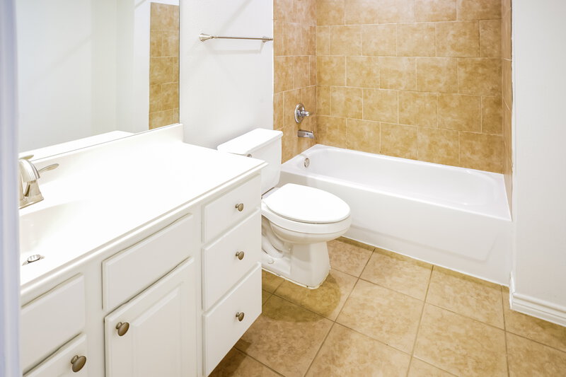 2,190/Mo, 2110 Redwood St Kemah, TX 77565 Main Bathroom View