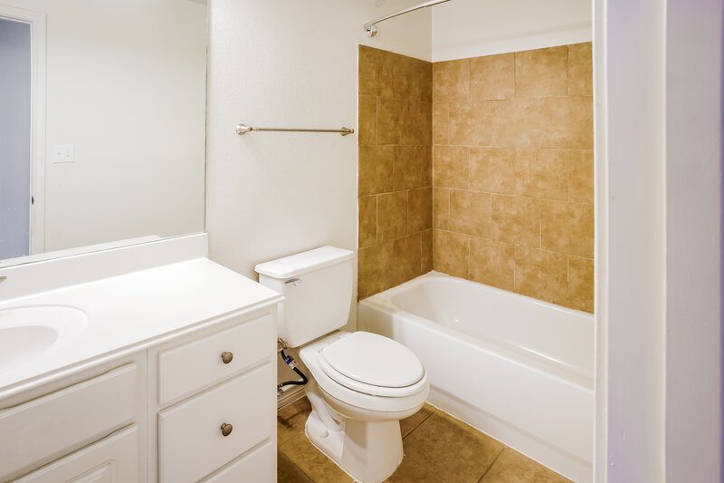 2,190/Mo, 2110 Redwood St Kemah, TX 77565 Bathroom View