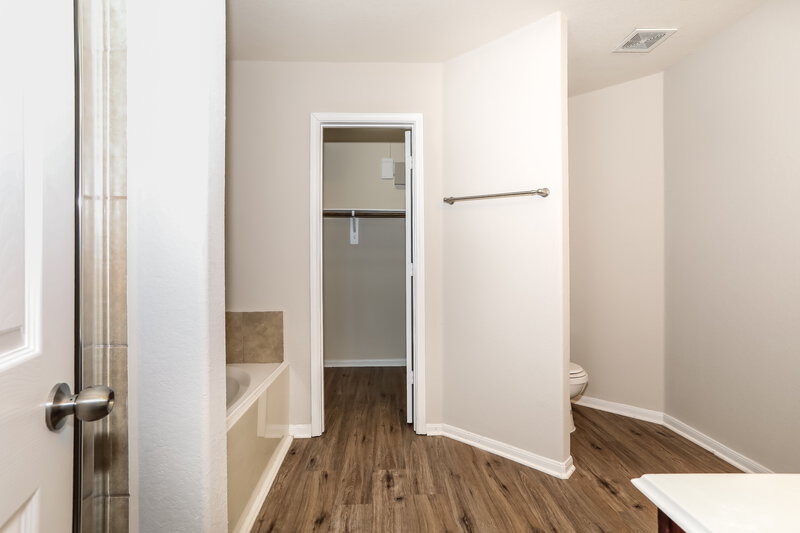 2,260/Mo, 16738 N Gull Dr Conroe, TX 77385 Main Bathroom View
