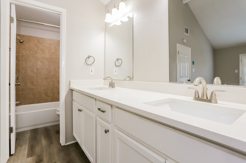 1,995/Mo, 16030 Barbarossa Dr Houston, TX 77083 Main Bathroom View