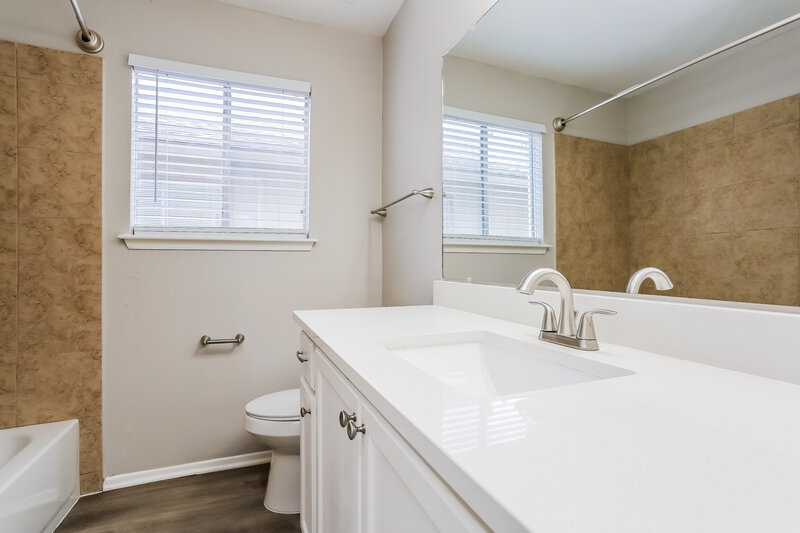1,995/Mo, 16030 Barbarossa Dr Houston, TX 77083 Bathroom View