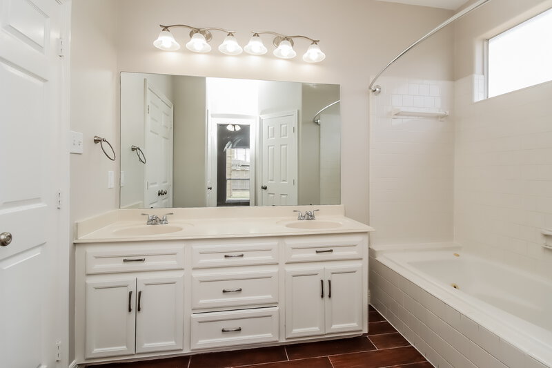 2,100/Mo, 3306 Maymist Dr Katy, TX 77449 Main Bathroom View