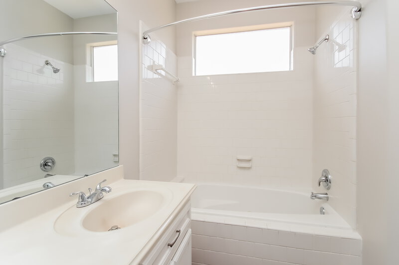 2,100/Mo, 3306 Maymist Dr Katy, TX 77449 Main Bathroom View 2