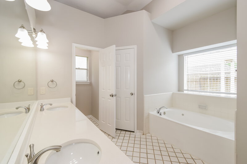 2,580/Mo, 2819 Calender Lake Dr Missouri City, TX 77459 Main Bathroom View