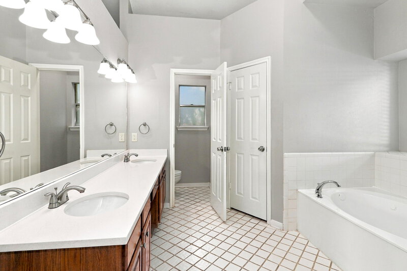2,160/Mo, 2819 Calender Lake Dr Missouri City, TX 77459 Bathroom View