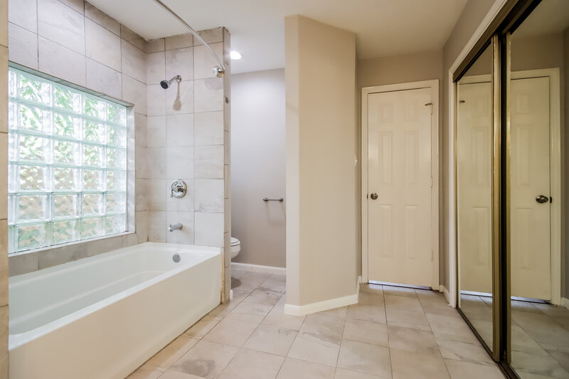 1,875/Mo, 15803 N Chamfer Ct Crosby, TX 77532 Main Bathroom View 2