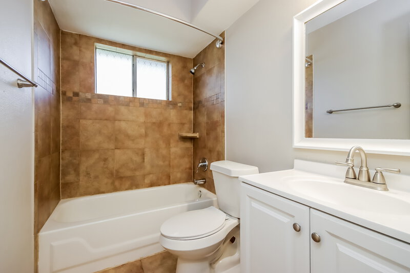 1,875/Mo, 15803 N Chamfer Ct Crosby, TX 77532 Bathroom View