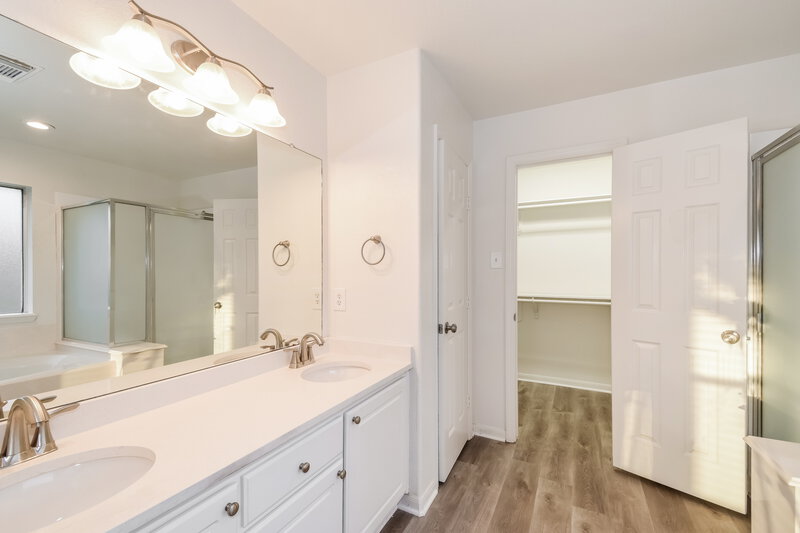 2,490/Mo, 2724 Pedernales Falls Dr Pearland, TX 77584 Main Bathroom View