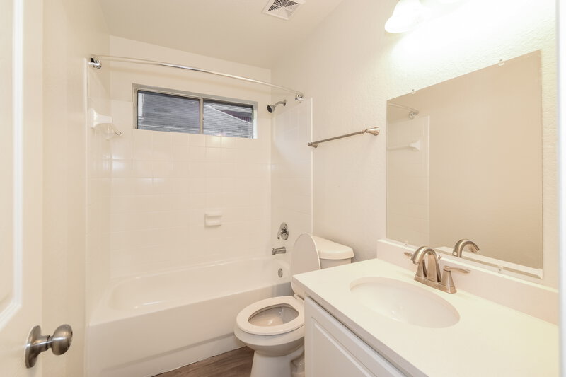 2,490/Mo, 2724 Pedernales Falls Dr Pearland, TX 77584 Bathroom View 2