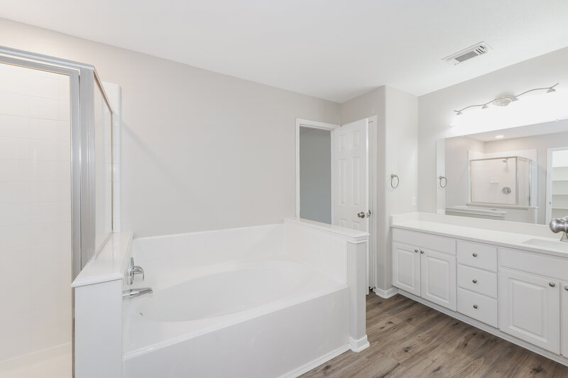 2,400/Mo, 12331 Carriage Oak Cir Humble, TX 77346 Main Bathroom View