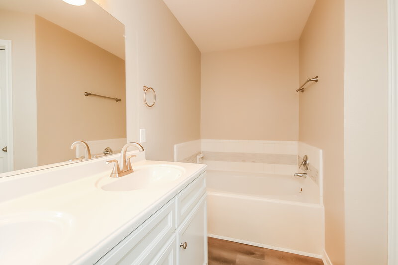 2,420/Mo, 20118 Beechview Ln Katy, TX 77449 Main Bathroom View