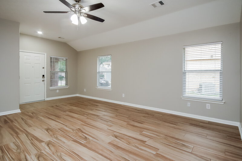 1,780/Mo, 7407 Secretariat Ridge Dr Humble, TX 77338 Living Room View 3