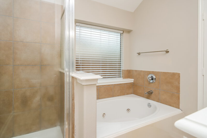 1,780/Mo, 7407 Secretariat Ridge Dr Humble, TX 77338 Main Bathroom View 2