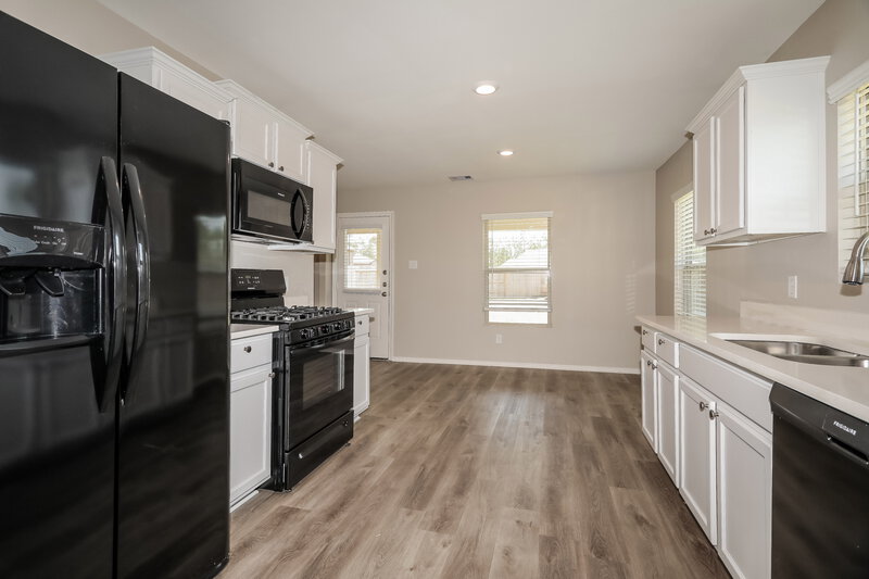 1,995/Mo, 1249 Blue Hazel Ct Pinehurst, TX 77362 Kitchen View 2