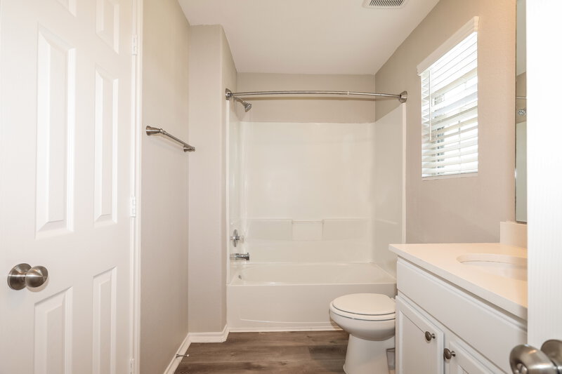 1,995/Mo, 1249 Blue Hazel Ct Pinehurst, TX 77362 Main Bathroom View