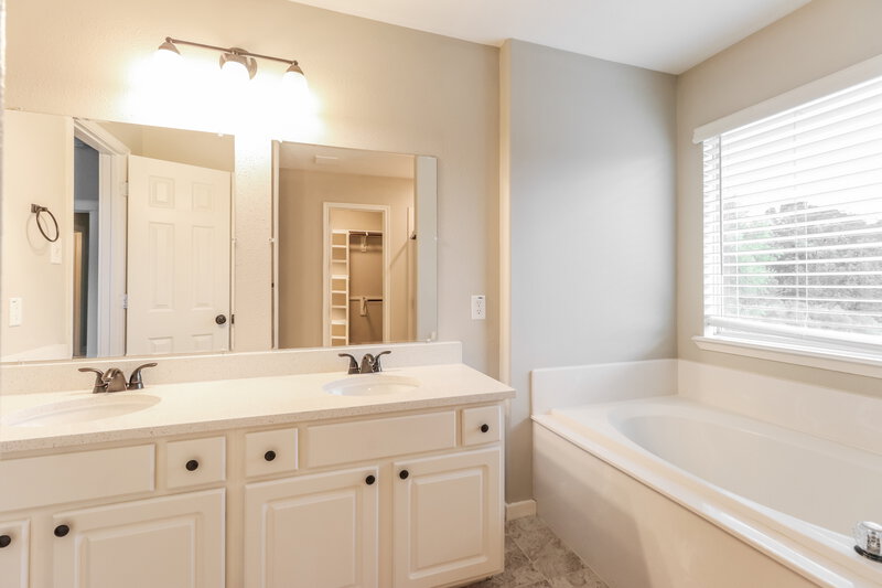 1,650/Mo, 18400 Sunrise Pines Dr Montgomery, TX 77316 Main Bathroom View