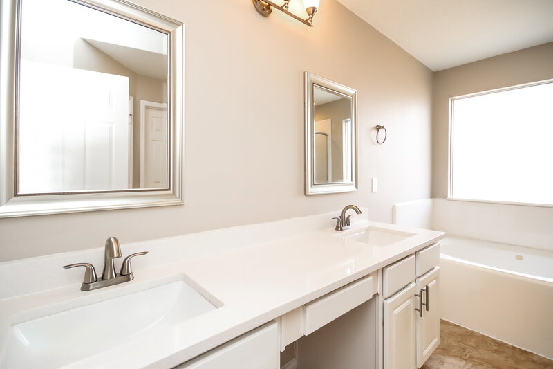 2,680/Mo, 6319 Gypsum Ct Houston, TX 77041 Main Bathroom View