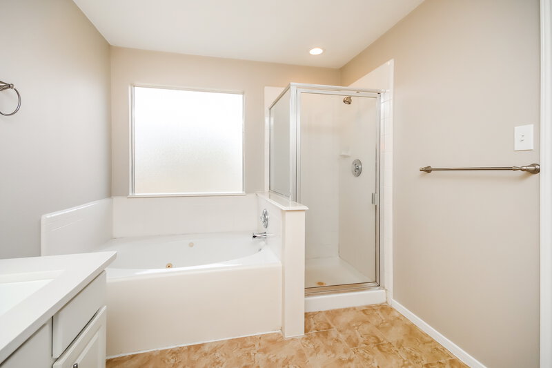 2,680/Mo, 6319 Gypsum Ct Houston, TX 77041 Main Bathroom View 2