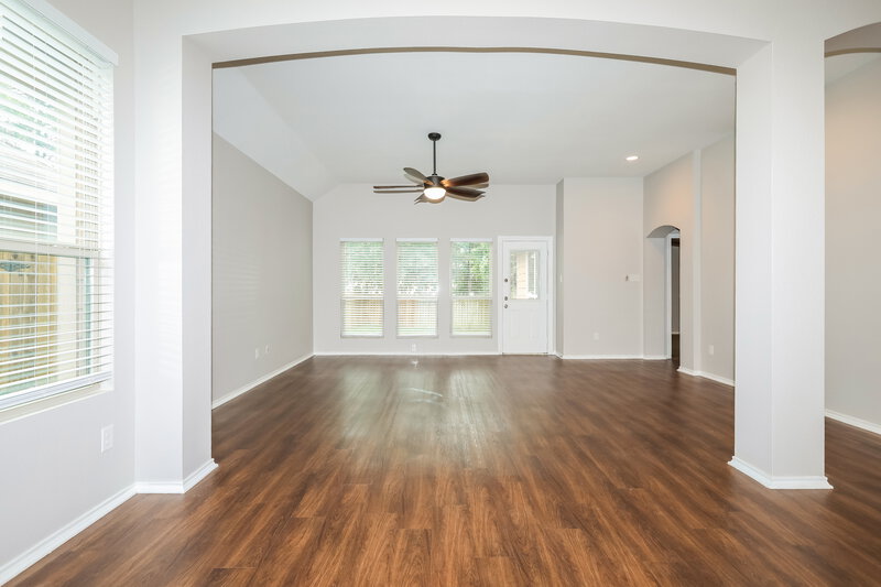 1,905/Mo, 992 Northampton Dr Conroe, TX 77303 Living Room View 2