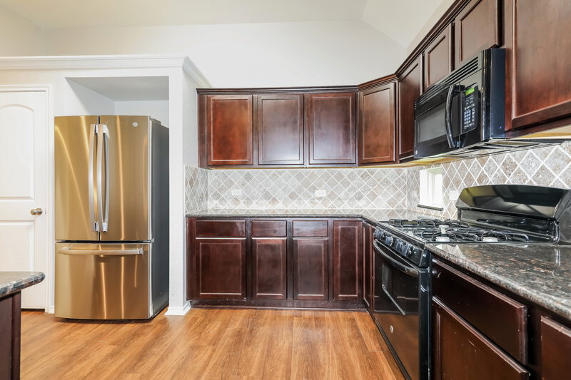 1,905/Mo, 992 Northampton Dr Conroe, TX 77303 Kitchen View 2