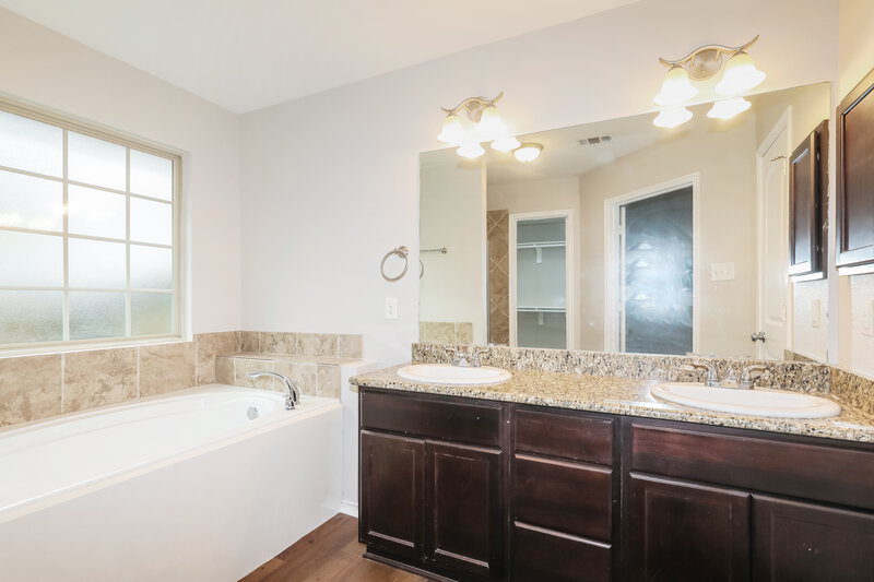 1,905/Mo, 992 Northampton Dr Conroe, TX 77303 Main Bathroom View