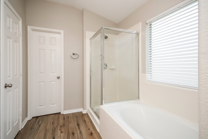 2,320/Mo, 14635 Lothbury Dr Cypress, TX 77429 Main Bathroom View