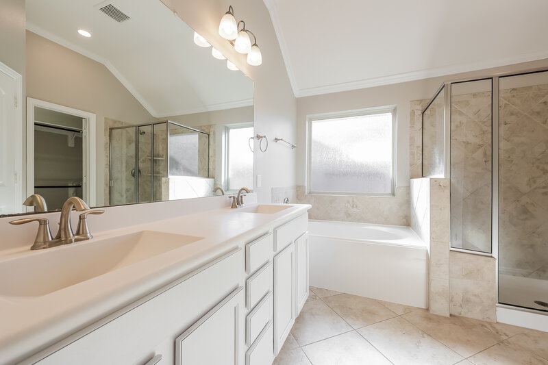 1,855/Mo, 18914 Sorrento Point Dr New Caney, TX 77357 Main Bathroom View