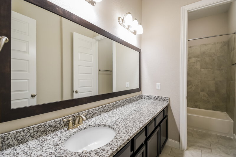 2,675/Mo, 2010 Honey Meadow Ln Houston, TX 77089 Bathroom View