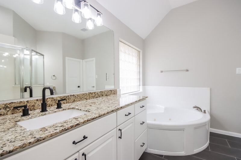 2,750/Mo, 3326 Misty Alcove Ct Kingwood, TX 77345 Main Bathroom View