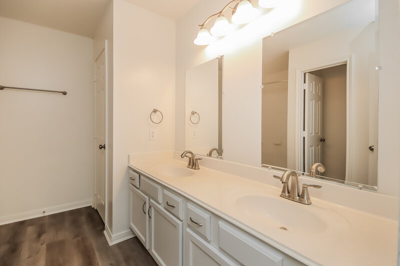 2,270/Mo, 5016 Asia Ln Dickinson, TX 77539 Main Bathroom View