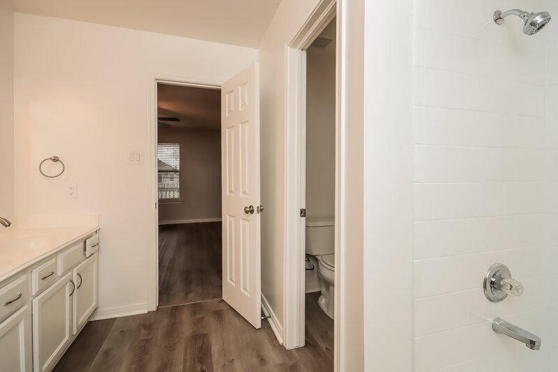 2,270/Mo, 5016 Asia Ln Dickinson, TX 77539 Main Bathroom View 2