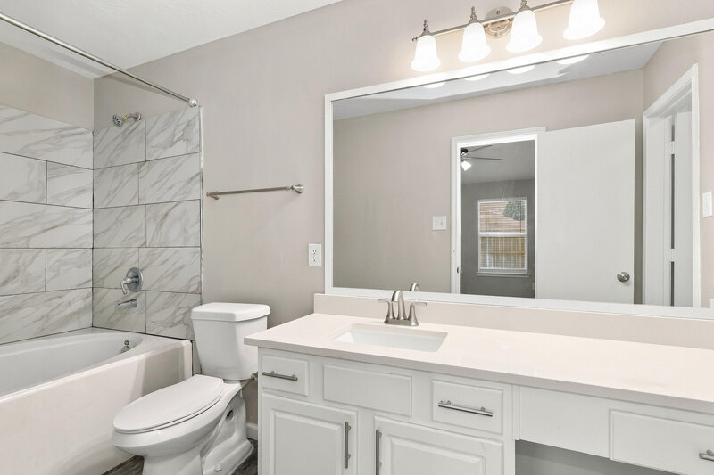 2,030/Mo, 12254 Lavon Dr Tomball, TX 77375 Primary Bathroom View