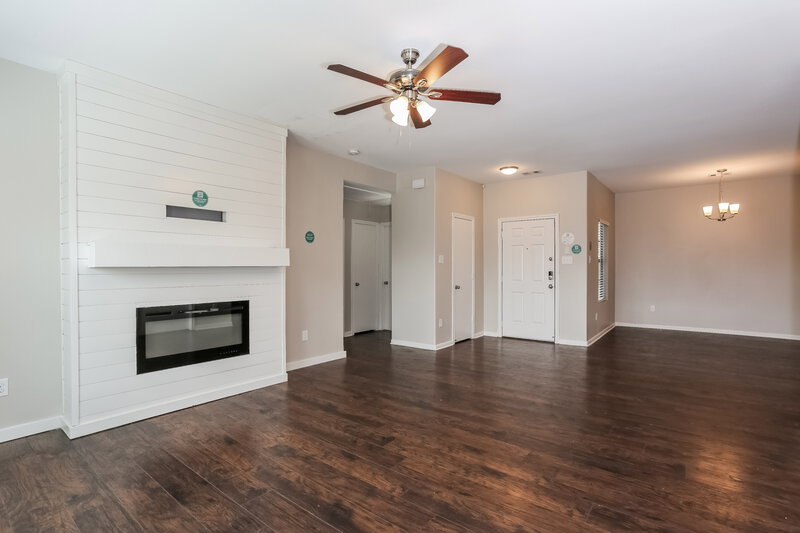 2,075/Mo, 5304 Carmichael Cir Alvin, TX 77511 Living Room View 2