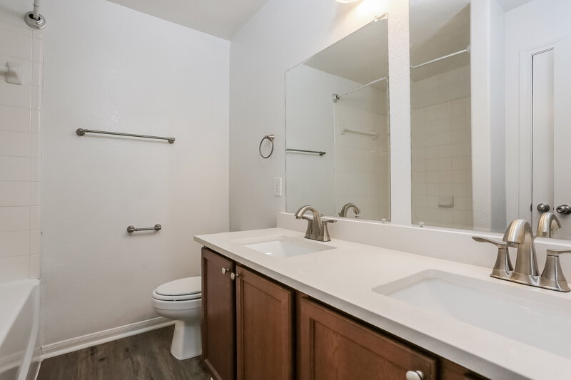 2,075/Mo, 5304 Carmichael Cir Alvin, TX 77511 Main Bathroom View
