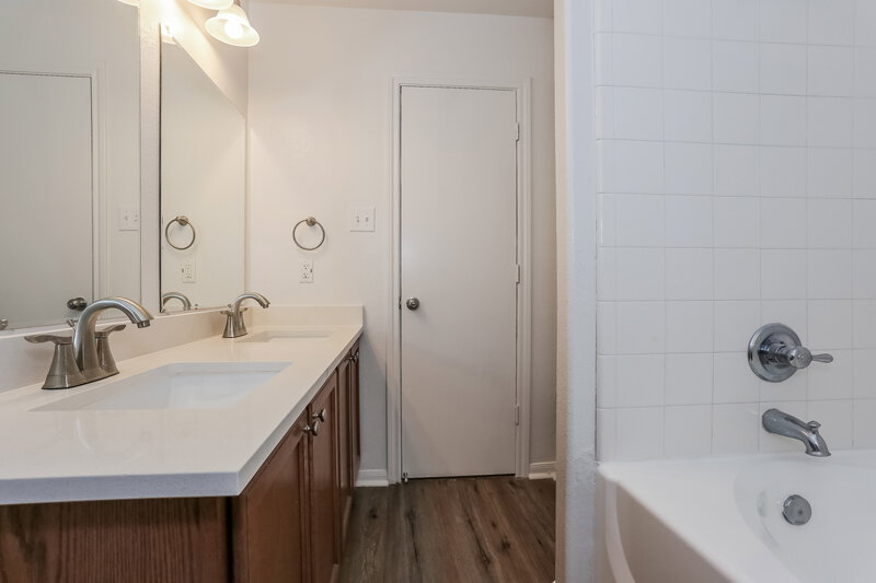 2,075/Mo, 5304 Carmichael Cir Alvin, TX 77511 Main Bathroom View 2
