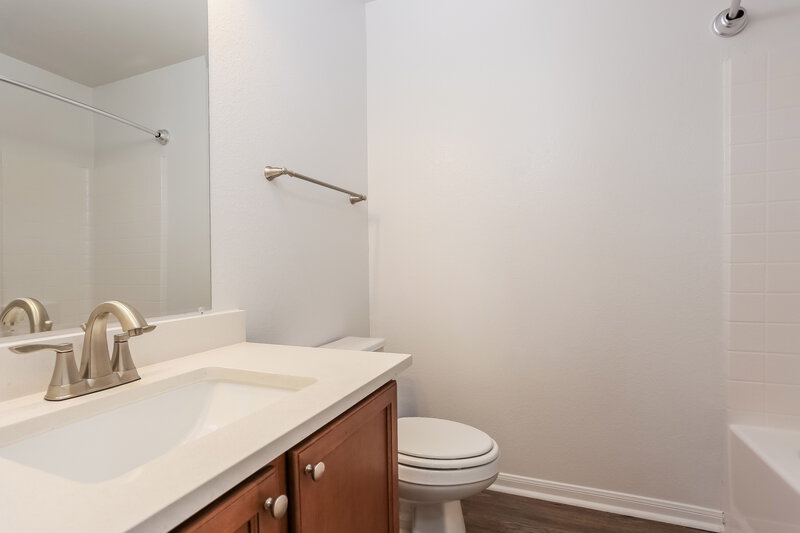 2,075/Mo, 5304 Carmichael Cir Alvin, TX 77511 Bathroom View