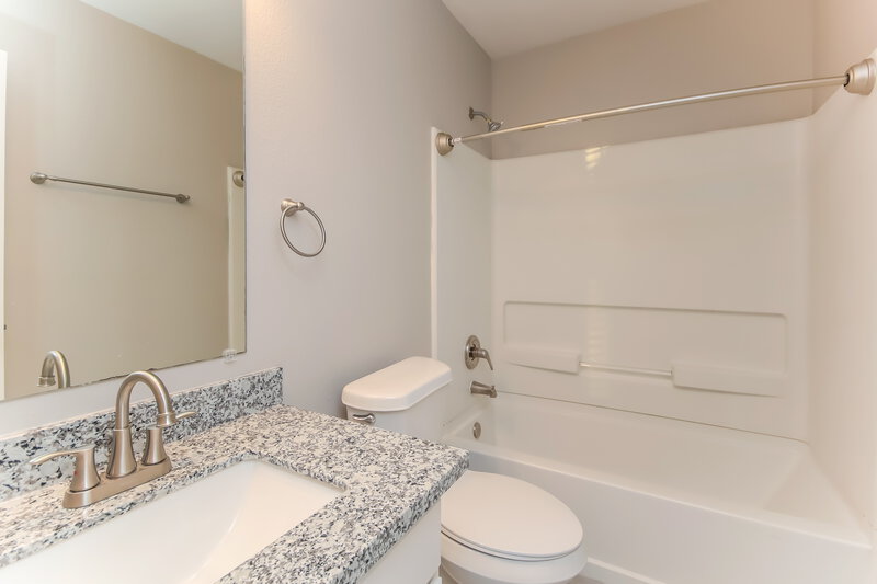 2,580/Mo, 14435 Acuna Ln Houston, TX 77045 Main Bathroom View