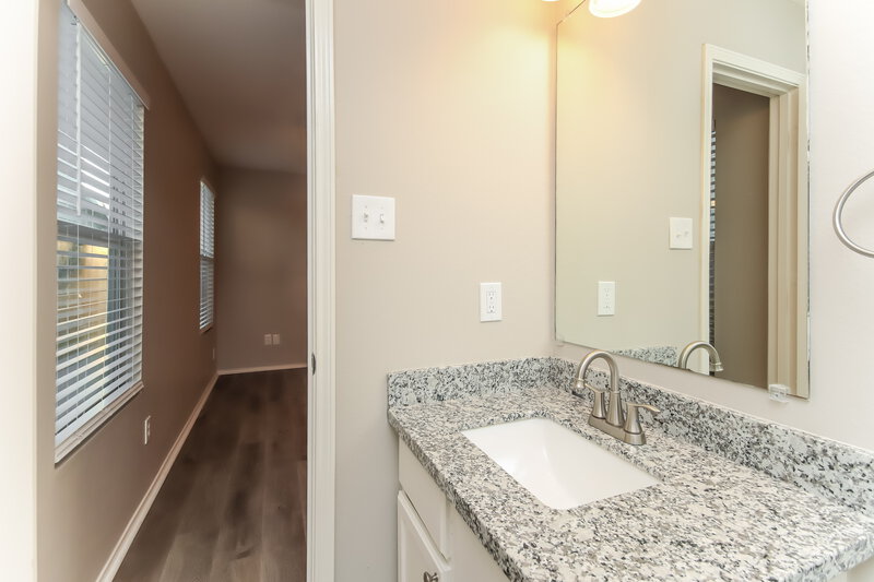 2,580/Mo, 14435 Acuna Ln Houston, TX 77045 Main Bathroom View 2