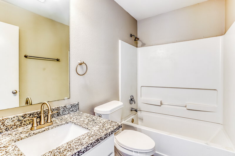 1,735/Mo, 14435 Acuna Ln Houston, TX 77045 Main Bathroom View