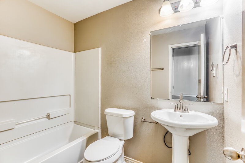 1,735/Mo, 14435 Acuna Ln Houston, TX 77045 Bathroom View