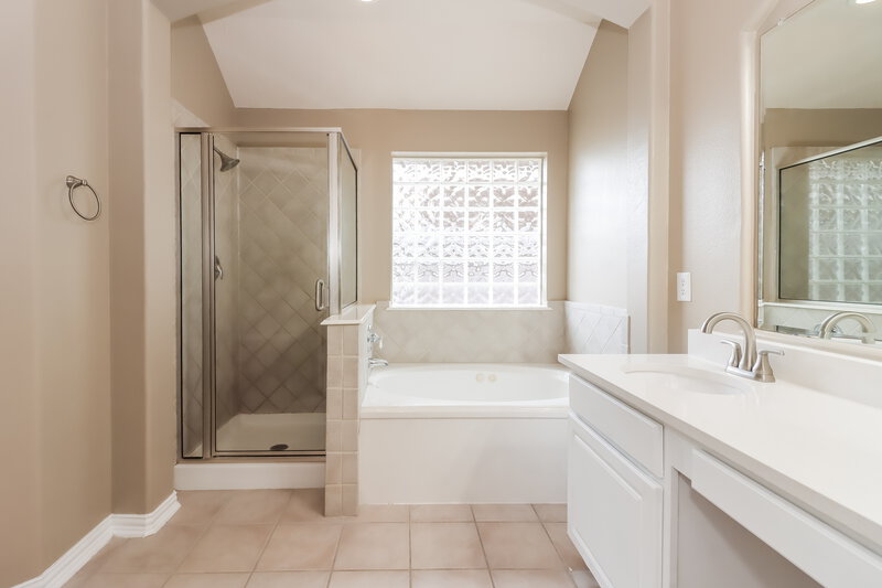 2,510/Mo, 23703 Breckenridge Forest Dr Spring, TX 77373 Main Bathroom View