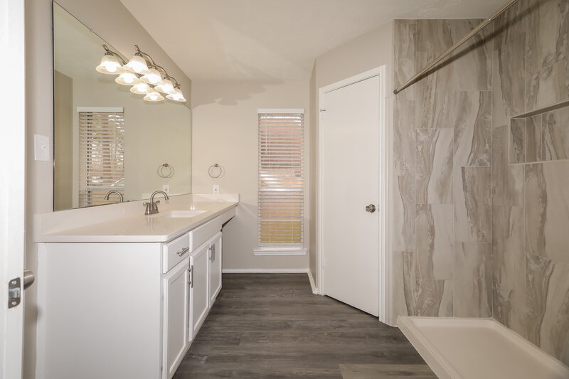 1,925/Mo, 3439 Nutwood Ln Spring, TX 77389 Main Bathroom View
