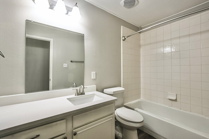 2,530/Mo, 1061 Cabot Cv Dickinson, TX 77539 Bathroom View