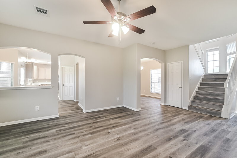 2,195/Mo, 914 Chase Lock Dr Bacliff, TX 77518 Living Room View 2